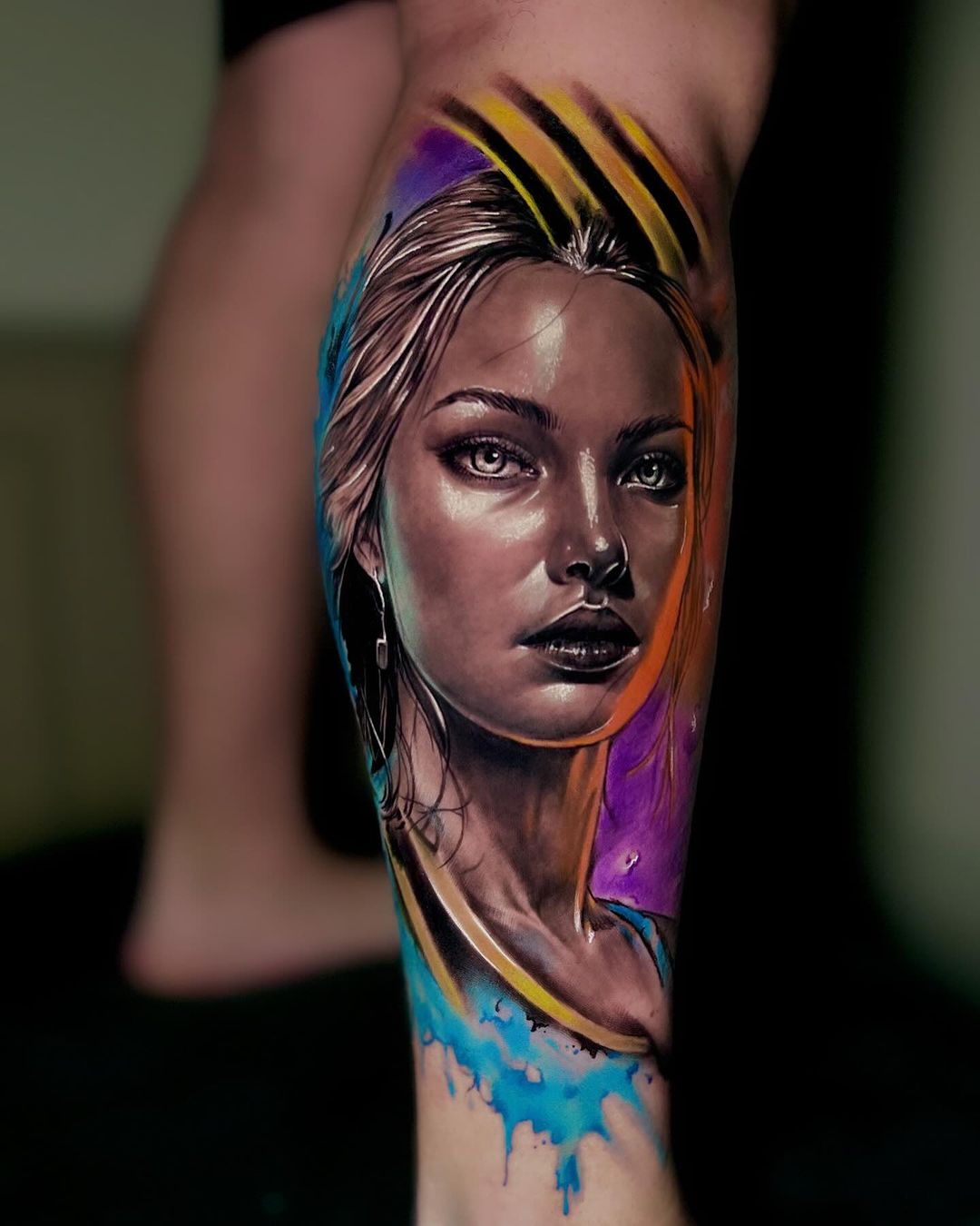Portret van een vrouw in kleurrealisme op een kuit, met blauwe druppels en paarse accenten