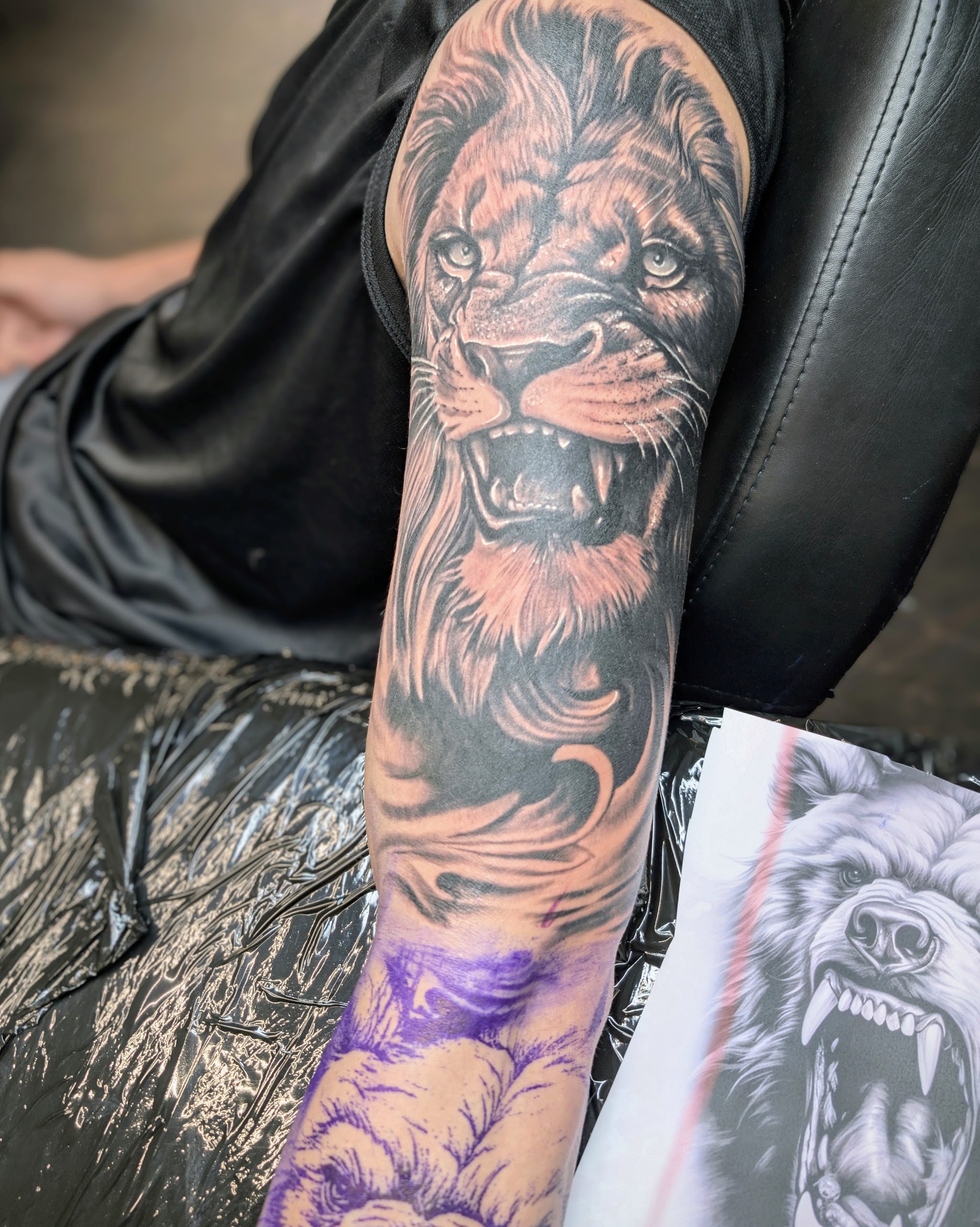 Sleeve met een brullende leeuw in black & grey met paarse accenten, naast het voorbeeldontwerp